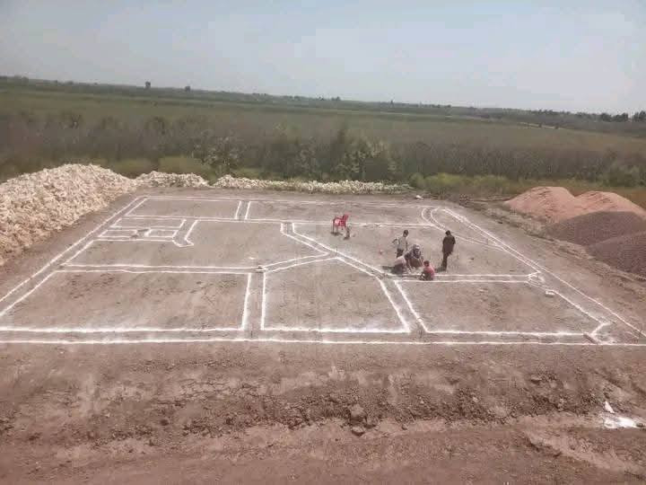 عملنا في بغداد فقط تسليم مفتاح كرسته وعمل ترميم إضافة بناء تسليم هيكل عظم بدون باب وشباك سعر المتر المربع للهيكل كرسته وعمل 200 الف  يتضمن الفقرات التاليه
دفن وتعديل الأرض بمادة السبيس مع مستوى وزن الشارع
مع الحدل بحادله كبيرة
رش مبيدات كلوردين قاتل الحشرات
تسقيط وتخطيط الخارطه على الارض مع فرش نايلون زراعي نوعيه جيده
عمل المجاري حسب مخطط الخارطه نوعية امل الشريف المصري
تسليح الرفت يكون حسب مخطط الخارطه مع حصيرتين تسليح
صب الرفت بمواد درجه اولى اسمنت مقاوم رمل اخيضر حصو مكسر او صب بم  كونكريت جاهز حسب طلب الزبون
يكون ارتفاع الرفت ٤٠ سم
صب بتلو ١٠ سم حسب المخطط
بناء بالطابوق الجمهوري بارتفاع ٣،٣٠ للطابق الأرضي
عمل حداده ونجاره صب السقف نوعية الشيش عراقي اف اف أو سوبر أو ماس رباط ٣٠ سم على كل البيت مع السقف
بناء الطابق الثاني بارتفاع ٣،١٠ نفس مواصفات الطابق الأرضي مع مردات ماء ٢٠ سم
بناء البيتونه مع صب السقف حسب مساحة الخارطه مع الستاره بارتفاع ١،٢٥د سم
يشمل الهيكل المجارى كاملة مع مرازيب السطوح والبلكونات
مع تأسيس أنابيب السبالت مع تأسيس
علما عملنا بغداد نقد فقط
للتواصل يرجى مراسلة الصفحه أو الواتساب الاتصال بالارقام التاليه
*********** واتساب
***********
ربي يرزق الجميع
