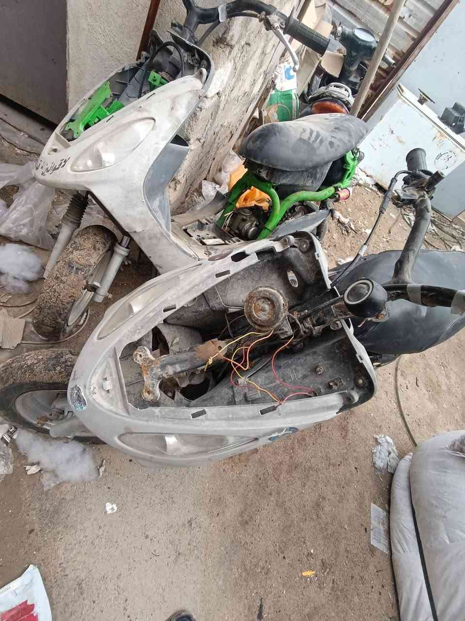 السلام عليكم شباب دراجتين ماكس منغولي للبيع كوم حديد  السوده شغاله والثانيه عوزه بس ضفيره ثنيناتهن تجفيت جديد قبل فتره تواير جدد وي التجفيت تبدلن سعرهن 400 وبيهن مجال حك الجيه المو شراي لا تعلق  تفاصيل خاص او اتصل ***********
