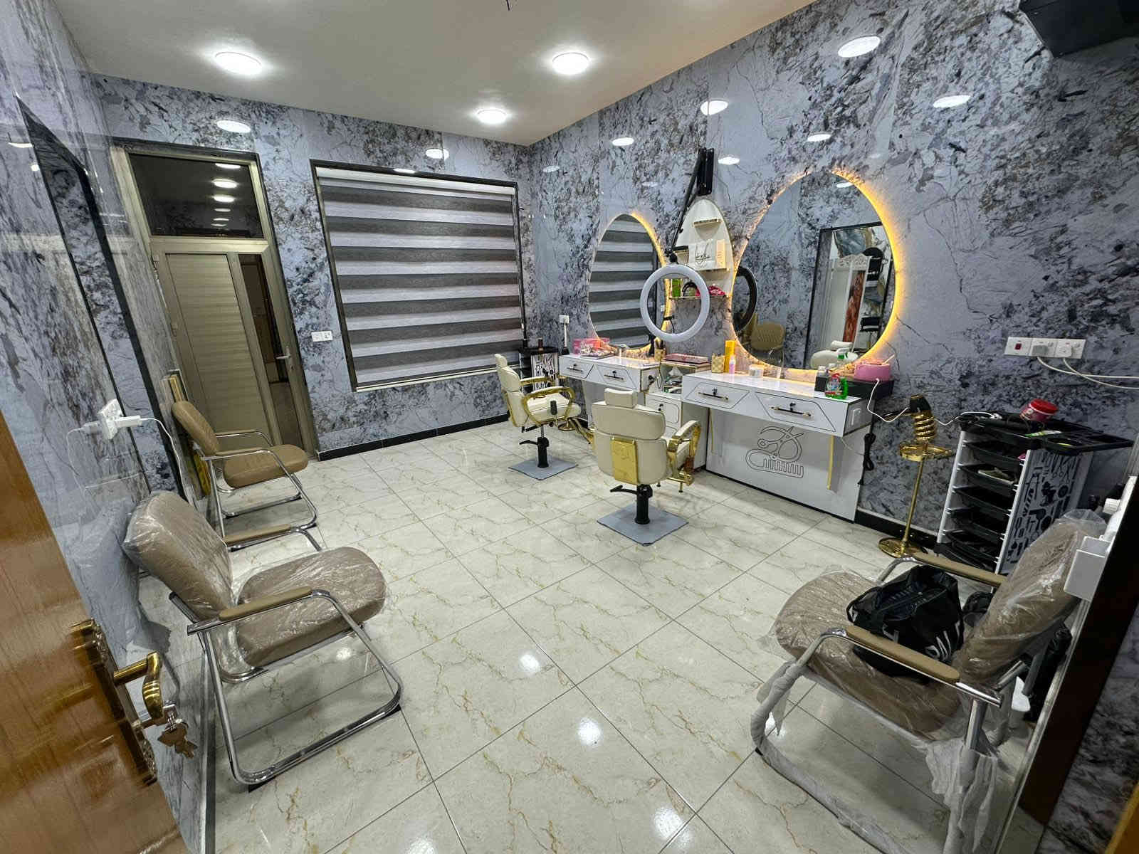 السلام عليكم 
غراض صالون للبيع 
ميز حلاقه عدد 3 كامل مع الكرسي 
كرسي ابو المغسلة 1 
كاويات عدد 2
شسورات عدد 2 مع ستاندات 
ميز مجرات عدد 5 
سديه جديدة 1 
رفوف مواد عدد 3 
قاطع 1 
رنگ لايت تعليك 1 
مواد + ميز + كرسي + مغسلة متكامله تنضيف قدم وبدي كير ومني كير واكرلك 
—————————————
اصباغ + معالجات + مواد شعر 

السعر 3 مليون شلع وبيهن مجال بسيط 
العنوان بغداد / مدينه الصدر 
للاستفسار ***********
