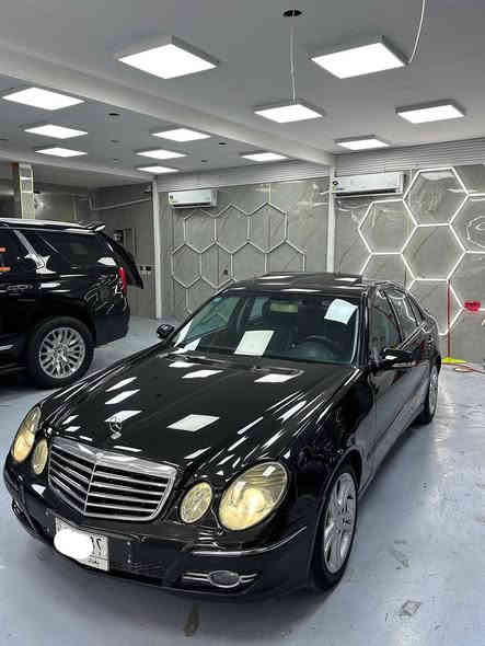 السلام عليكم 
‏Mercedes - Benz E 200
(موديل 2008)
اڤنكارد 
وارد يابان مكفولة كفاله عامة عدا البنيد مصبوغ بسبب جراد 
وعدي صور قبل صبغ 
وبيها طخة بالهلال مال جاملغ الخلف السايق

مكينة 4 سلندر سنكل تيربو 
تو ويل 
المواصفات : 
داخل جلد ومخمل اسود 
حساسات امامي خلفي 
لايت زنون 
سلايد روف 
شاشة بلادية كبيرة
سستم صوت كلش حلو وواضح بيها 
كراسي امامي تحكم كهرباء 
تدفئة كشنات 
جنطة بصمة
قطعتين تبريد 
تبريد الامامي منفصل 
فول تحكم ستيرن 
شاشة اعطال 
وبعد بيها هواية مواصفات معروفه
ماشية 227 الف كيلو 
سياره بلادية ومابيها اي نقص 
تخم تاير وباتري جديد ومنظومة تبريد كلها جديدة 
رقم بغداد مشروع وطني 
*********** ابو فهد
سعر 135 وبيها مجال
