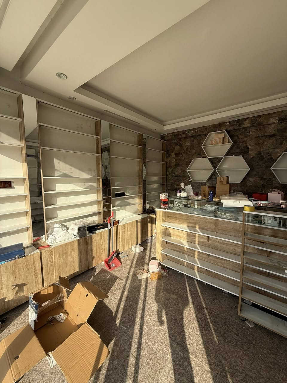 السلام عليكم
رفوف عدد8 مع ميز وعارضات كلهن جديدات استخدام شي قليل يرهمن بمحل مال كوزمتك او صيدلية او اسواق
عنوان بغداد حي العامل التواصل على الرقم

‭ ***********‬
