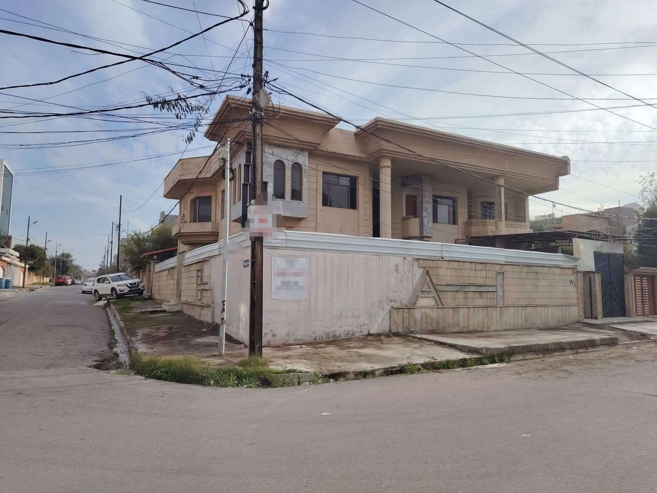 دار للايجار (تجاري) 

▪️المنطقة:  المصارف / قرب سوالف كافيه
▪️المساحة :400 م
▪️ الواجهة: 20م/ ركن 

🔴يتكون من:
ط١/استقبال+هول داخلي+صحيات+مطبخ حار بارد+غرفة سويت+كراج 
ط٢/غرف عدد 5+صحيات 

🔴 الإيجار /1400 دولار

للتواصل واتساب
⬇️⬇️
0777 274 0071
