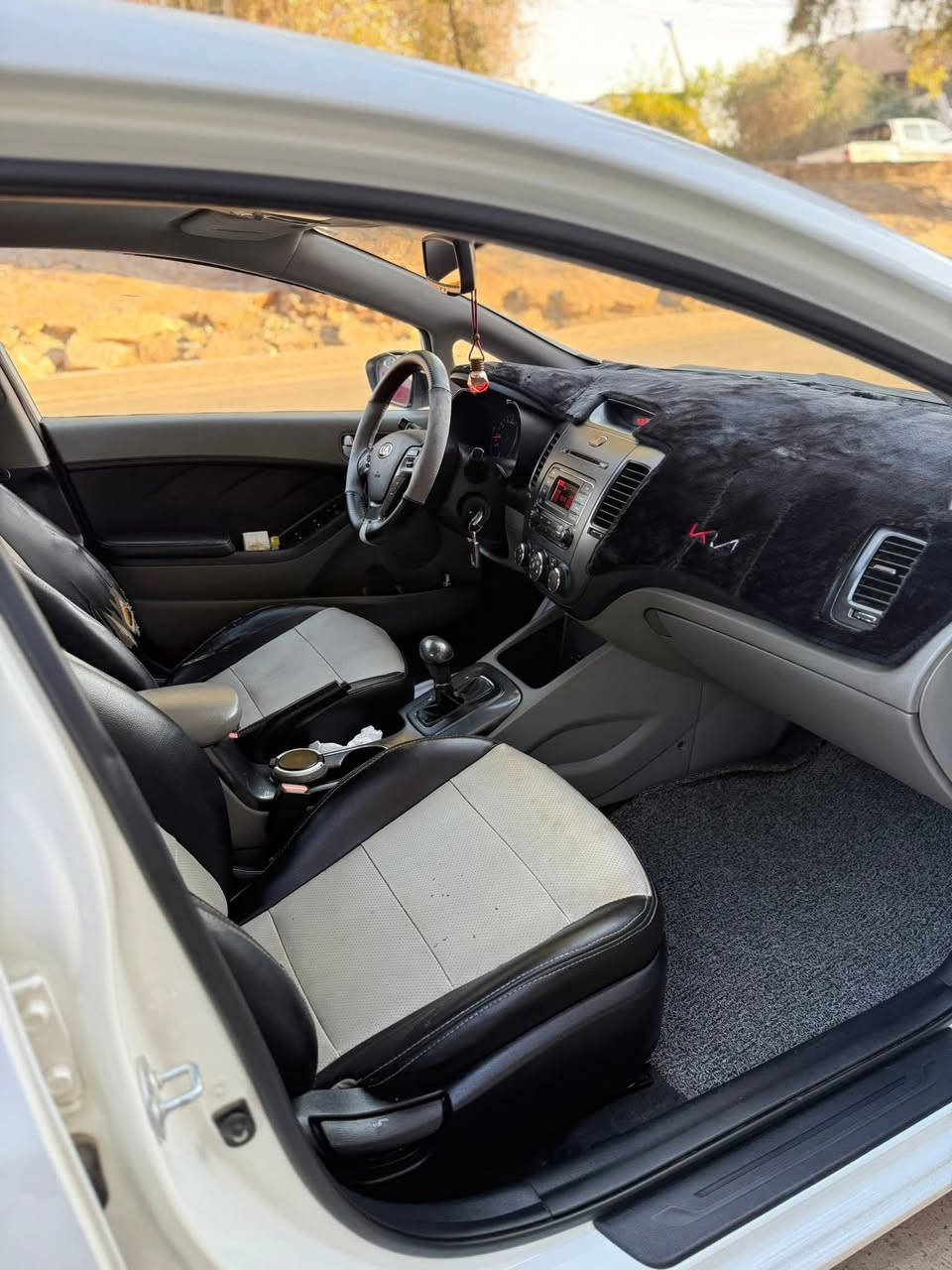 السلام عليكم كيا سيراتو الشركة الدولية للبيع
السيارة باسم والدي +سنوية2028
المواصفات:
محرك 2000 مكينة مكفولة من الفتح 
اشاير مري اوتو ويه السويج
كاميرة خلفية+حساس بلادي
تبريد مجمدة
تحكم ستيرن جهتين
داخل جلد لونين
فتحة
يدات نيكل 
رقم انكليزي جديد
منضومة زنون بيها
مدوشمة البطن
مسوي الها سيرفر عام ادامه+عبوة بانزين العدد2
صدر السيارة امامي + خلفي مبدله ع ايدي
الرقم:***********
السعر:136وبيها مجال
مكان السيارة بغداد الدورة
