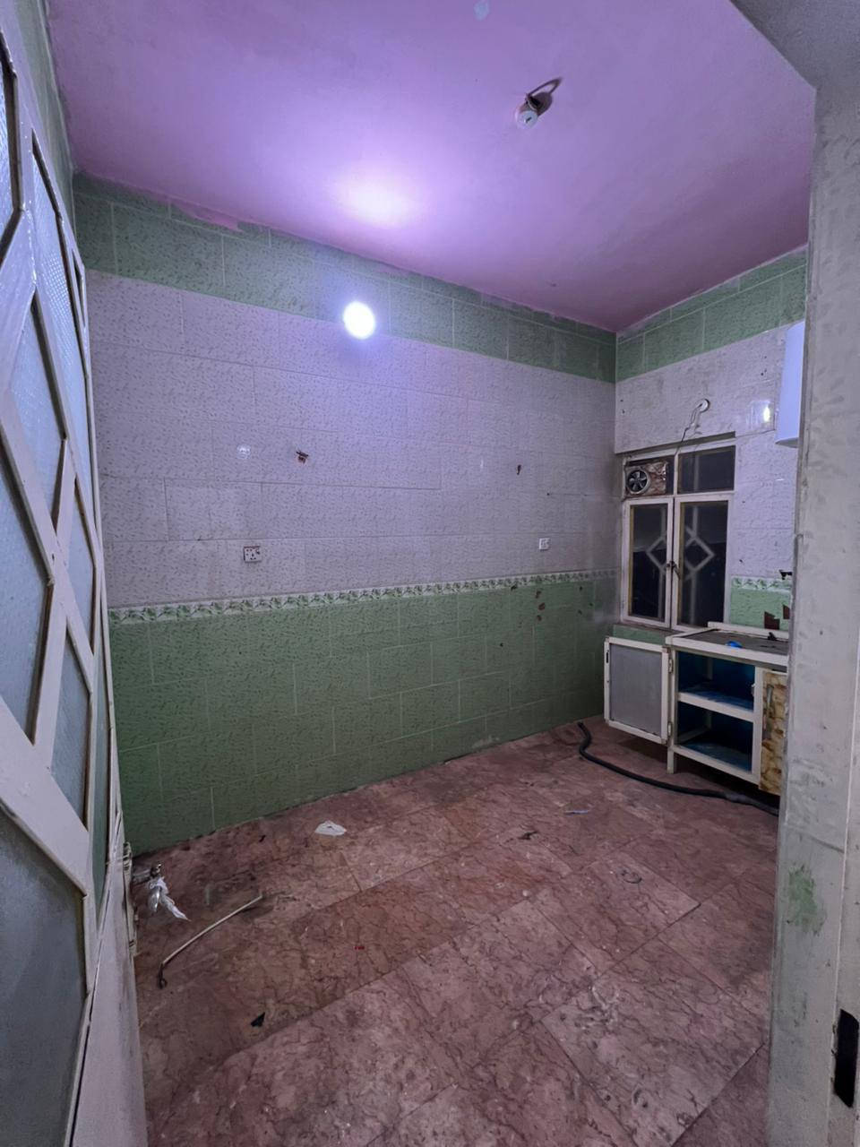 شغل الايجار في منطقه الطاك طابق اول تحتوي على غرفه وصاله ومطبخ وصحيات وسطح سعر 350 الاستفسار مكتب عقارات الفضه ***********
