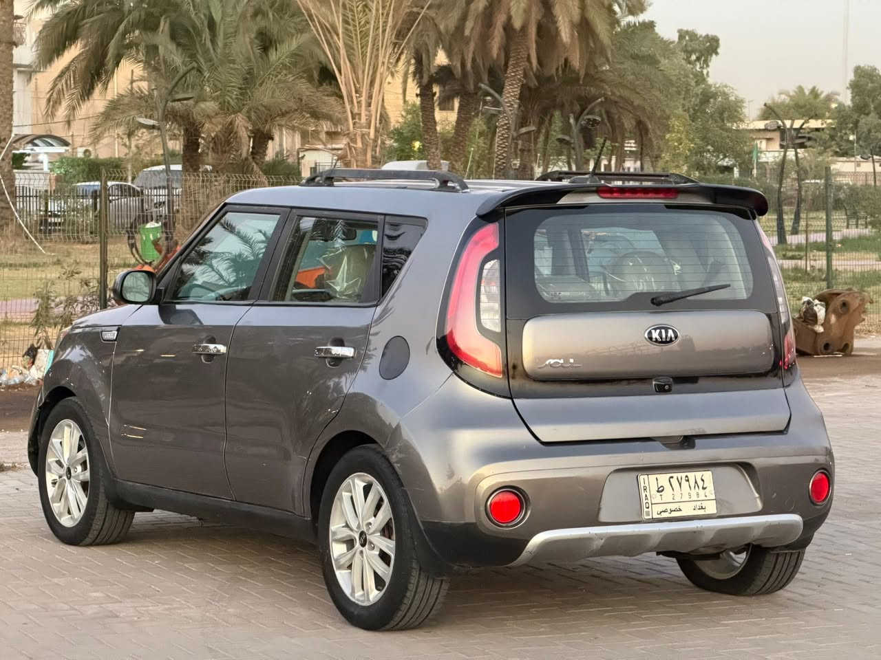 السلام عليكم كيا صول مديل 2018 وارد امريكي حادث جاملغ وبنيد بدون دواخل وبيهة بابتين صبغ بل عراق مكينة 2000 سعر لسيارة 98$ وبيهة مجال 
وصور لحادث مرفقة بل منشور
مكان لسيارة بغداد البلديات 
وهاذ رقمي ***********
