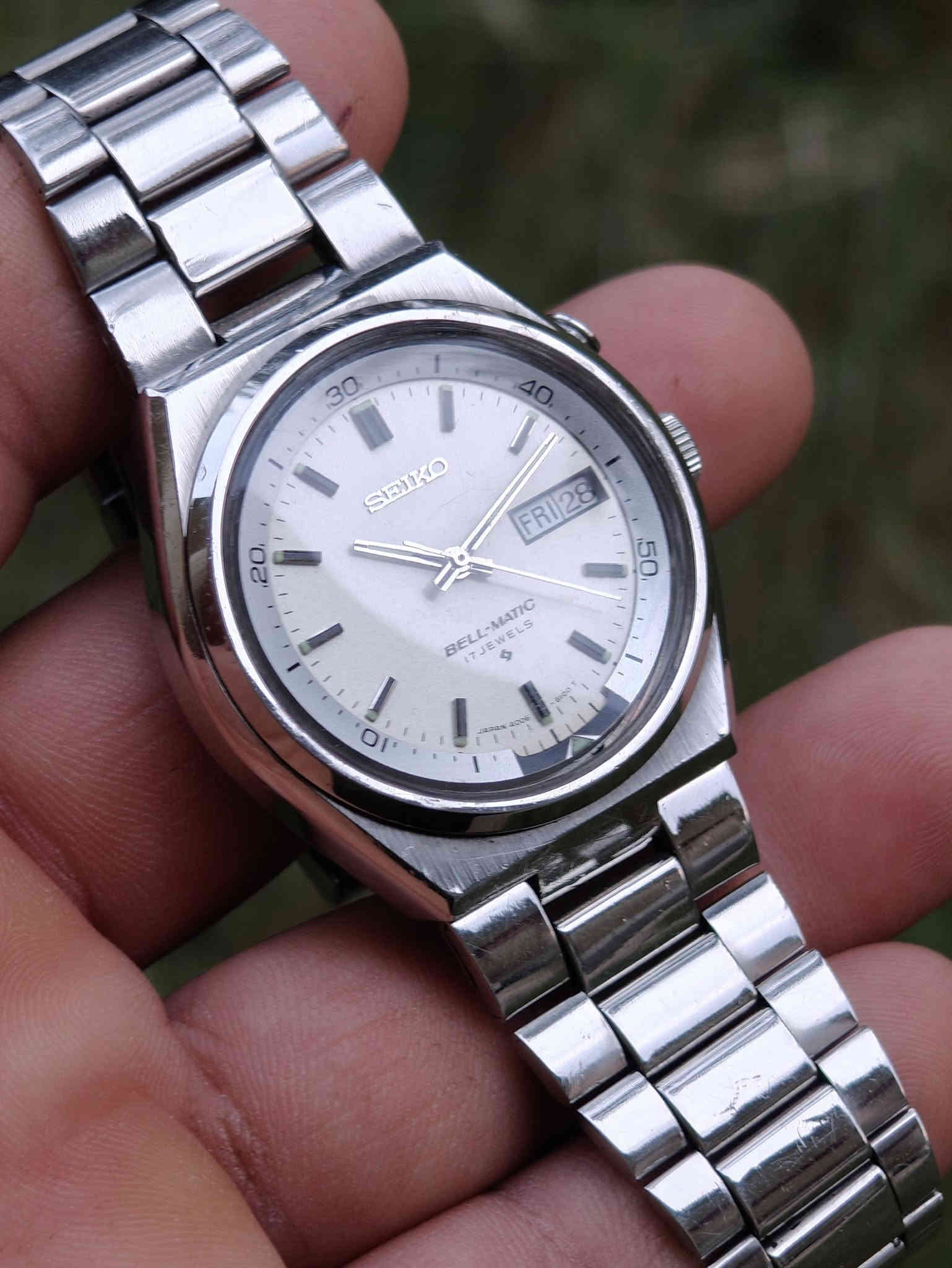 Seiko Bell-Matic .
سيكو بيل ماتك نوادر .
جرس إنتاج الستينات .
القطر 38 .
 نظافة ممتازة جداً جداً .
اساسي بالكامل . 

السعر ...  325 ألف 
للحجز و الإستفسار على الخاص او ***********
