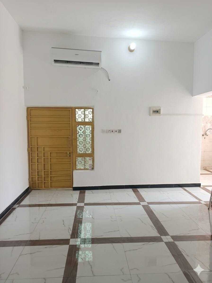 دار للبيع شارع السفينه قرب  الجامعه خدمات كاملة ومنطقه سكنيه هادئه 100م بناء 2022  استقبال وصاله وغرفه نوم كبيره ومطبخ وصحيات داخليه وخارجيه لتواصل ***********
