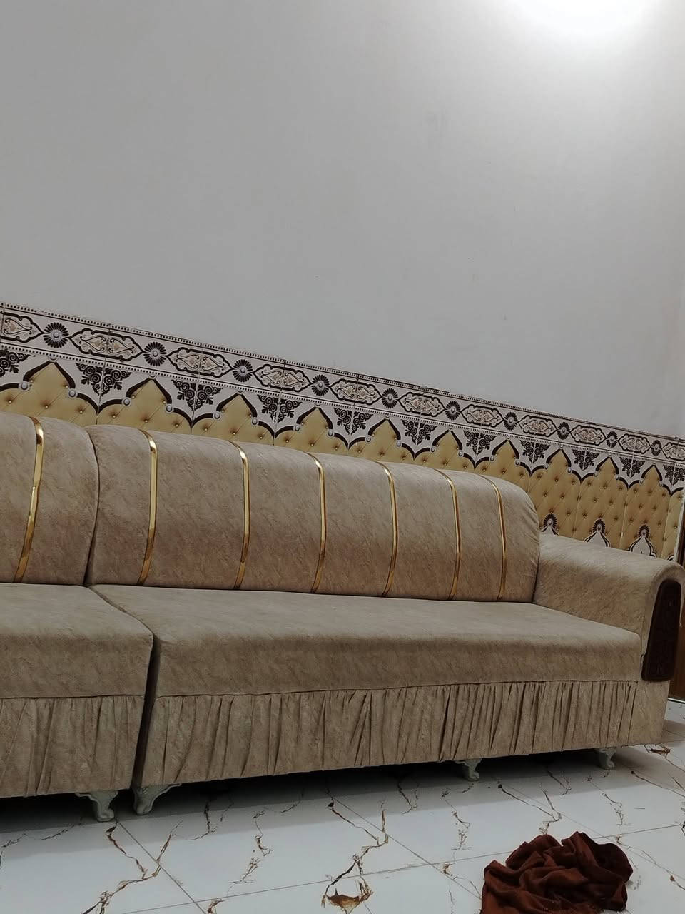 تخم قنفات ديوان كامل وجديد7متر للبيع عنوان الحمزه الشرقي حي الزهور ***********
