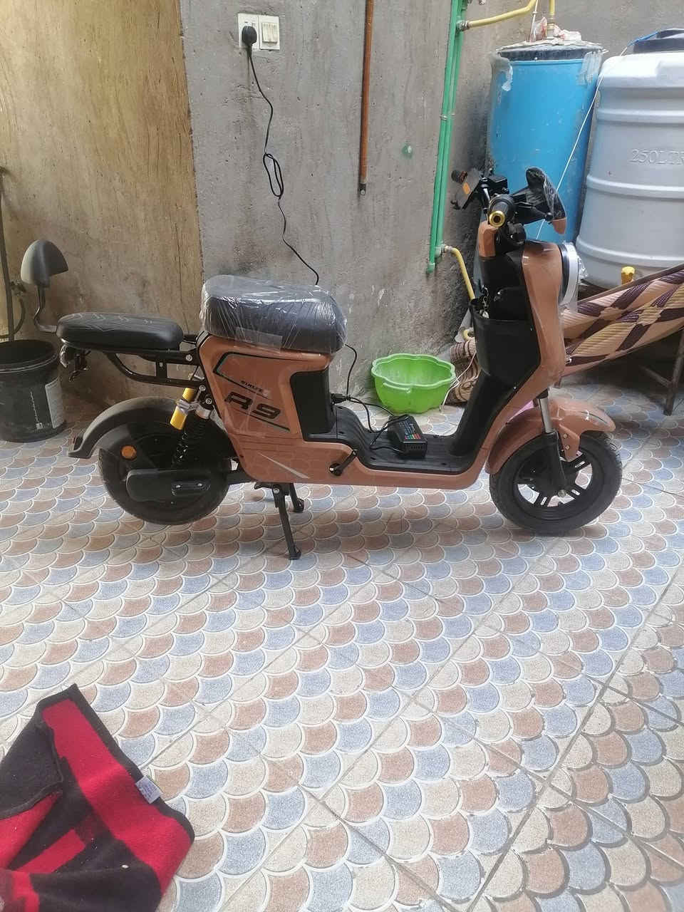 دراجه شحن R9 للبيع جديده بجيس قبل ١٠ايام من جبتهاب600 شرط تاخذها بجيسها برغي ما عايز كله شغال بطاريات5 وينلي ٣٢ امبير الدراجه فول سرعه وبطاريات جدد سعرها 500 مكان نجف بل حولي وره ملعب النجف يم مستوصف الفاو وهاذ رقمي ***********
