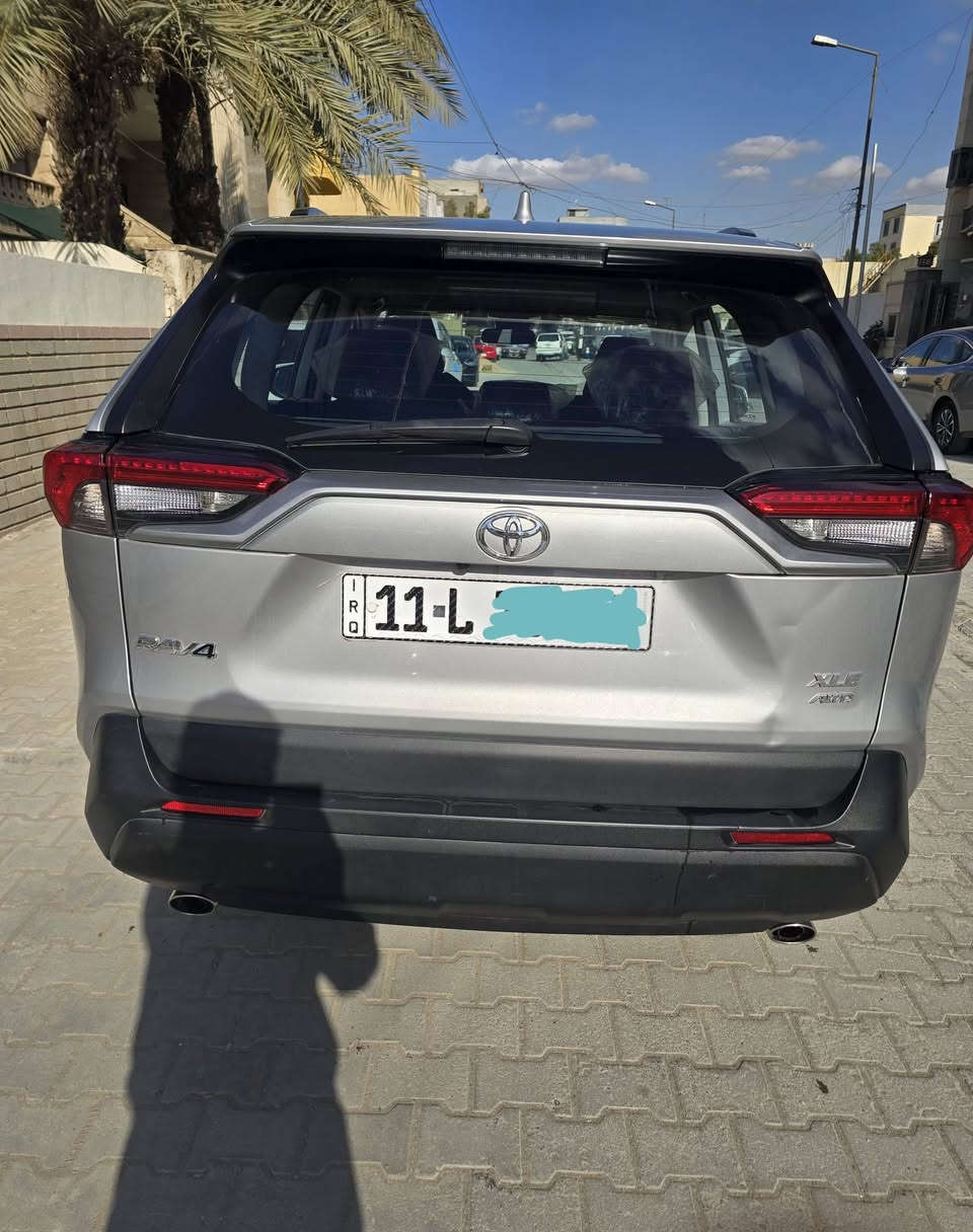 السلام عليكم للبيع راف فور وارد امريكي 2022 بانزين اصليه رقم بغداد لون اسمنتي او رصاصي السياره جديده وحلوه وحادثها موضح أمامكم بالصور السياره فول الفول xle بصمه فتحه كراسي كهرباء صندوق كهرباء فور ويل حساس خلفي امامي كامره خلفيه سايد بريك دكمه اوتو هولد قيادة ذاتيه وهواي مواصفات بعد السياره رايدها ب22 الف وبيها مجال للشراي للاستفسار الاتصال ***********
