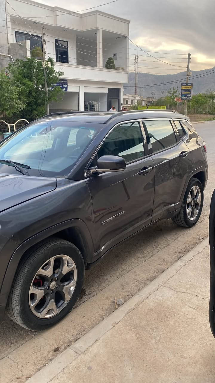 * مارکە: Jeep Compass
* مؤديل: 2017
* VIN (ژمارەی شاسی): 3C4NJDCB2HT631418
* مۆتۆری 2.4L Tigershark
* 180 HP
* سیستەمی 4×4 (Jeep Active Drive)
* پانۆرامای دوو بەش
* كوشن جلد
* كوشن كاره بايى
* كوشن هيته ر
* سوكان هيته ر
* به سمه 
* شه غال
* ئؤتؤ ستارت ستؤپ 
* کامێرای دواوه
* ئاوينه رادار
* فول فوله 
* ژماره موبايل :***********
* ناونيشان:رانيه

