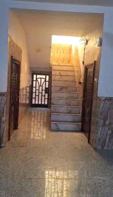 دار ٢٠٠ متر طابو صرف
البناء عكادة نظيف جدا
استقبال
ومطبخ
وصاله
وصحيات خارجية وداخلية
واربعة غرف نوم اثنان في الأرضي واثنان في الأعلى
مناور
وكراج سيارة
الارضيه كرانيت
السعر ١٣٠ مع المجال
خدمات كاملة تبليط رصيف ماء مجاري كهرباء
الموقع الديوانية حي العسكري الثالث بين  مدرسة الجنائن  ومدسة الظفر.
للاستفسار أكثر مراجعة مكتب التوكل للعقار الكائن في حي العسكري شارع ٣٠ او الاتصال والمراسلة على الواتساب على الرقم ***********
