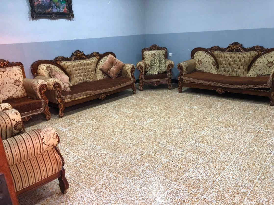 السلام عليكم للبيع قنفات نضافة 100بل 100 تاجات زان وخشب ثقيل 6 مقاعد العنوان موصل جانب الأيمن السعر275 الف وبيها مجال للاستفسار عن ***********
