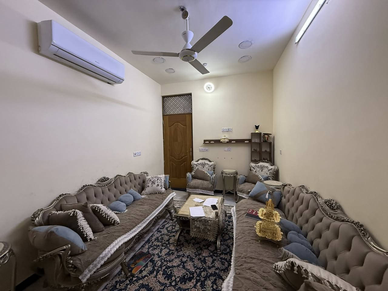 الدار للبيع 🏠 حائط مستقل بناء سنة2022

المساحة 112 م 

الواجهة 5 م

النزال 22 م

(مدخلين) 5 غرف نوم 👌👌👌

الموقع الشعب شارع الاسواق المركزية التجار 🛤️

يحتوي الطابق الارضي على كراج صغير وخدمات خارجية ومغسلة واستقبال ومطبخ معزول حار وبارد ومنور وخدمات وغرفة نوم 

ويحتوي الطابق الثاني على ثلاث غرف نوم وخدمات 

ويحتوي الطابق الثالث على غرفة نوم وبيتونة كبيرة🌦️وسطح

السعر 300 مليون وبي مجال 

للاستفسار اكثر يرجى الاتصال على الرقم التالي متواجد هذا الرقم على (الواتس اب والفايبر والماسنجر (***********))

او الاتصال على الرقم التالي ***********

او زيارة مكتب تبارك للعقار والمقاولات الكائن في شارع الاسواق المركزية قرب مطعم ميامي
