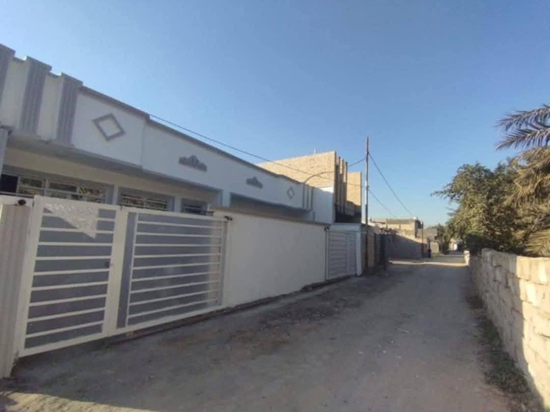 السلام عليكم دار للبيع مساحه 125متر بناء حديث بناء طابوق الأساس رفت طابو زراعي سند  25هوررجب خلف مدرسه المعينيه بشارع الروضه خدمات ماء كهرباء شارع تبليط مدارس مستوصف سوك روضه كلها قريبه للاستفسارالاتصال بصاحب الدار ***********السعر 75ويرهم قسط
