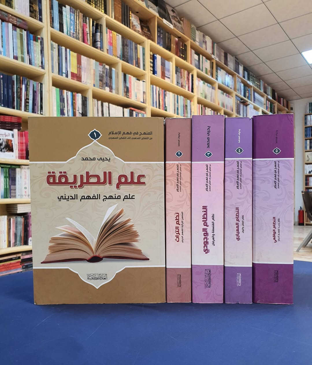 الاستاذ يحيى محمد 

- منظّر في مناهج الفهم الديني والفلسفة. من مواليد 1959م - العراق.

- قضى أغلب حياته خارج العراق متنقلاً بين عدد من البلدان، وذلك منذ عام 1980 وحتى يومنا هذا.

ـ تميزت ابحاثه بالطابع المعرفي الحديث المستقل، عمل منذ مطلع الالفية الثالثة على ايجاد مفهوم بسيط للمفاهيم الدينية في مقابل الفهم المفصل المتعارف عليه لدى جميع المذاهب الدينية وفي اروقة الحوزات العلمية الذي يصعب على غير المتخصصين الخوض في غماره.

- انجز مشروعاً خماسياً وصفه بمشروع العمر، وأطلق عليه (المنهج في فهم الاسلام).

ـ وفي هذا المشروع حصر نُظم التراث باثنين اصطلح عليهما : النظام الوجودي والنظام المعياري، واعتبر لكل منهما منهجين مختلفين، فالأول يتضمن اتجاهين: فلسفي وعرفاني، فيما يتضمن الثاني: عقلي وبياني. وقام بنقدها جميعاً، واقترح في قبالها نظاماً جديداً سماه النظام الواقعي، وهو عنوان المجلد الخامس من المشروع.

- توصل الى عدد من المناهج والعلوم والنظريات الفلسفية والدينية التي بلغ عددها اكثر من (35) نظرية. ومن أهمها علم الطريقة (علم منهج الفهم الديني) الذي تضمّن الكثير من النظريات والمفاهيم العصرية المبتكرة، فضلاً عن عدد من الصيغ الرياضية مثل تلك التي تحدد آلية قراءة النص وفهمه.

ـ على الصعيد العلمي قدّم نظرية فيزيائية سماها نظرية انكماش الكون، وجاءت على الضد من نظرية الانفجار العظيم السائدة حالياً، ووضع لها كتاباً خاصاً بعنوان (انكماش الكون). 

يعتبر الاستاذ يحيى محمد منظر حركة التجديد في الفلسفة الاسلامية الحديثة ولم تكن ابحاثه واراءه موجهة للمسلمين الشيعة فقط بل كان لها صدا كبير في كل الدول الاسلامية ولمختلف المذاهب والفرق.

📚 عرض خاص على منشورات دار العارف للمطبوعات 🎁 خصم 35% ⏳ العرض مستمر لغاية 28 صفر الخير

يسرّنا استقبالكم في مكتبتنا: 📍 النجف الأشرف – شارع الجنسية – مقابل مصرف سومر

وللاطلاع على أحدث الإصدارات والعروض، انضموا إلى قنواتنا على واتساب وتلكرام عبر الرابط:

 https://linktr.ee/alaref.library

📞 هاتف: ***********
