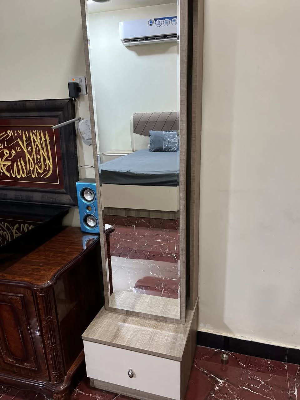 غرفة تركية نظيفة جداً 7 قطع
ب 650 وبيها مجال مع دوشك اصلي 
للتواصل خاص مكان بغداد / حي الجامعة


**إذا كنت صاحب هذا الإعلان وتريد حذفه لأي سبب، رجاءا أرسل رسالة إلى الدعم الفني**
