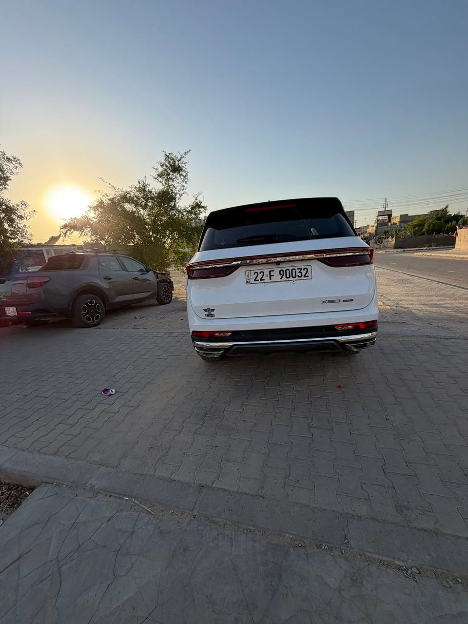 جيتور X90 Plus 2.0L Luxury

رقم اربيل 

الموديل: 2025 (خليجي)
العداد: 15200 

المحرك: 4 أسطوانات 2.0L تيربو 254 حصان حقن مباشر
عزم الدوران (نيوتن-م): 390
‎ناقل الحركة: اوتوماتيكي دبل كلاتش من 7 سرعات
استهلاك الوقود: 8.1 لتر لكل 100 كم

داخل الضمان 

السعر: 190 وبيها مجال 
السياره مكفوله كفاله عامه حتى من الشخط 

المواصفات:

 *إطارات قياس 20 إنچ
 *فتحة سقف بانوراما 1.1م
 *الصندوق كهربائي بخاصية استشعار القدم والبصمة
 *مثبت سرعة مع رادار تفاعلي
*نظام القيادة شبه الذاتية
 *نظام الكبح التلقائي في حالة الطوارئ
 *نظام تحذير الاصطدام الامامي والخلفي
 *كاميرات محيطية 540 درجة
 *حساسات أمامية وخلفية
 *نقطة عمياء
*نظام تحذير مغادرة المسار
 *نظام المساعدة للبقاء في المسار
 *شاشة عرض ترفيهية و شاشة عدادات رقمية قياس 24.6 إنچ
 *نظام صوتي متطور 8 سماعات من Sony
 *نظام أبل كاربلاي وأندرويد أوتو لاسلكي
 *شاحن هاتف لاسلكي سريع
 *مقصورة الركاب من الجلد الفاخر
 *مقعد السائق والراكب كهربائي
 *مقعد السائق مبرد
 *مقاعد السائق والراكب مدفأة
 *مقعد السائق مزود بذاكرة لحفظ 3 وضعيات الجلوس
 *إنارة ترحيبية مع إنارة محيطية
 *عتبات الأبواب مضيئة
*مصابيح أمامية و خلفية أوتوماتيكية LED مع مصابيح نهارية
 *التكييف التلقائي مع الضوء القريب والبعيد
 *المرايا الوسطية مع خاصية التعتيم
*زجاح مزدوج عزل للصوت
 *المرايا الجانبية قابلة للطي كهربائياً ومدفئة
 *ماسحات الزجاج الأمامي مع حساس للمطر
 *دخول ذكي (بصمة) 
 *خاصية إغلاق نوافذ وفتحة السقف عن بعد
 *نظام تنقية مع الهواء مع فلتر N95
 *مسند الذراع الوسطي مع ثلاجة
 *انماط قيادة متعددة
 *وسائد هوائية امامية و جانبية عدد 6
 *نظام الفرامل الأوتوماتيكي Autohold
 *نظام التحكم بنزول المنحدرات
 
العنون النجف /0782915229

السعر 190 وبيها مجال


**إذا كنت صاحب هذا الإعلان وتريد حذفه لأي سبب، رجاءا أرسل رسالة إلى الدعم الفني**