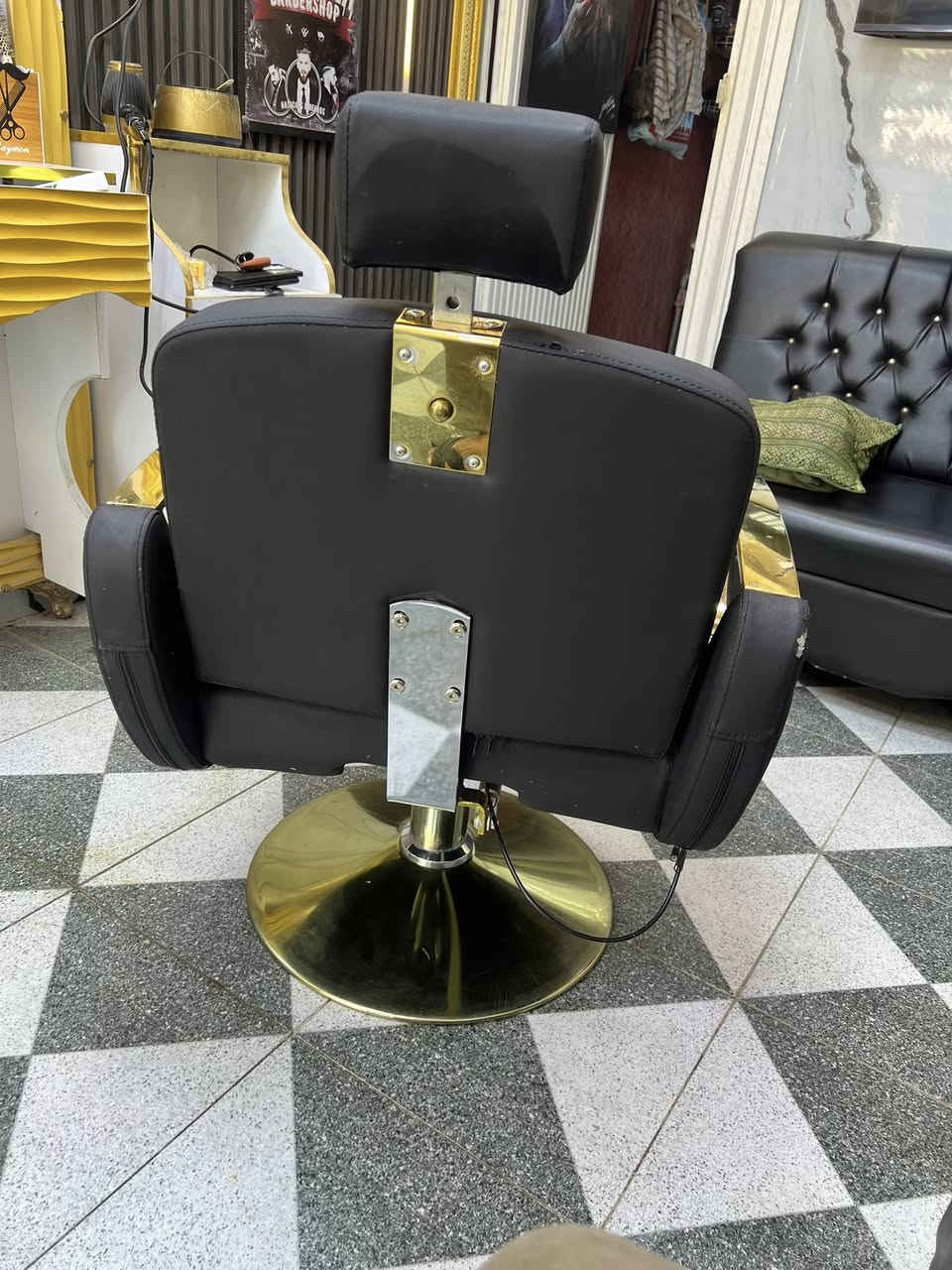 كرسي حلاقه مستخدم شي قليل  عنوان حله مركز مدينه ***********
