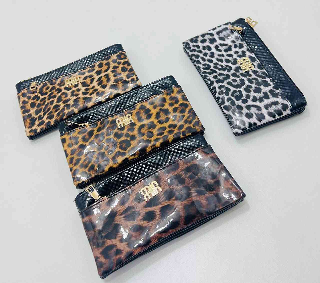 حقيبة كلاتش (Clutch) بنقشة جلد النمر. 
تتميز الحقيبة بالتالي:
التصميم: تأتي بنقشة جلد النمر (Leopard Print) باللونين الأبيض والأسود، مع جزء علوي أسود اللون.
الشعار: يتوسطها شعار ذهبي بارز.
الإغلاق: مزودة بسحاب علوي باللون الذهبي.
الاستخدام: تُستخدم عادةً كحقيبة يد صغيرة للمناسبات أو كحقيبة لتنظيم المكياج والمقتنيات الصغيرة داخل حقيبة أكبر.

قطعة / 8


**إذا كنت صاحب هذا الإعلان وتريد حذفه لأي سبب، رجاءا أرسل رسالة إلى الدعم الفني**