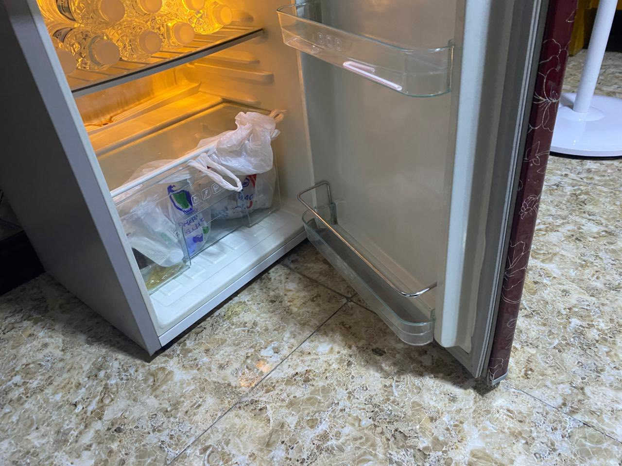 ثلاجه للبيع صغيره نظيفه جدا
السعر 80مدينه الصدر 
للتواصل ***********
