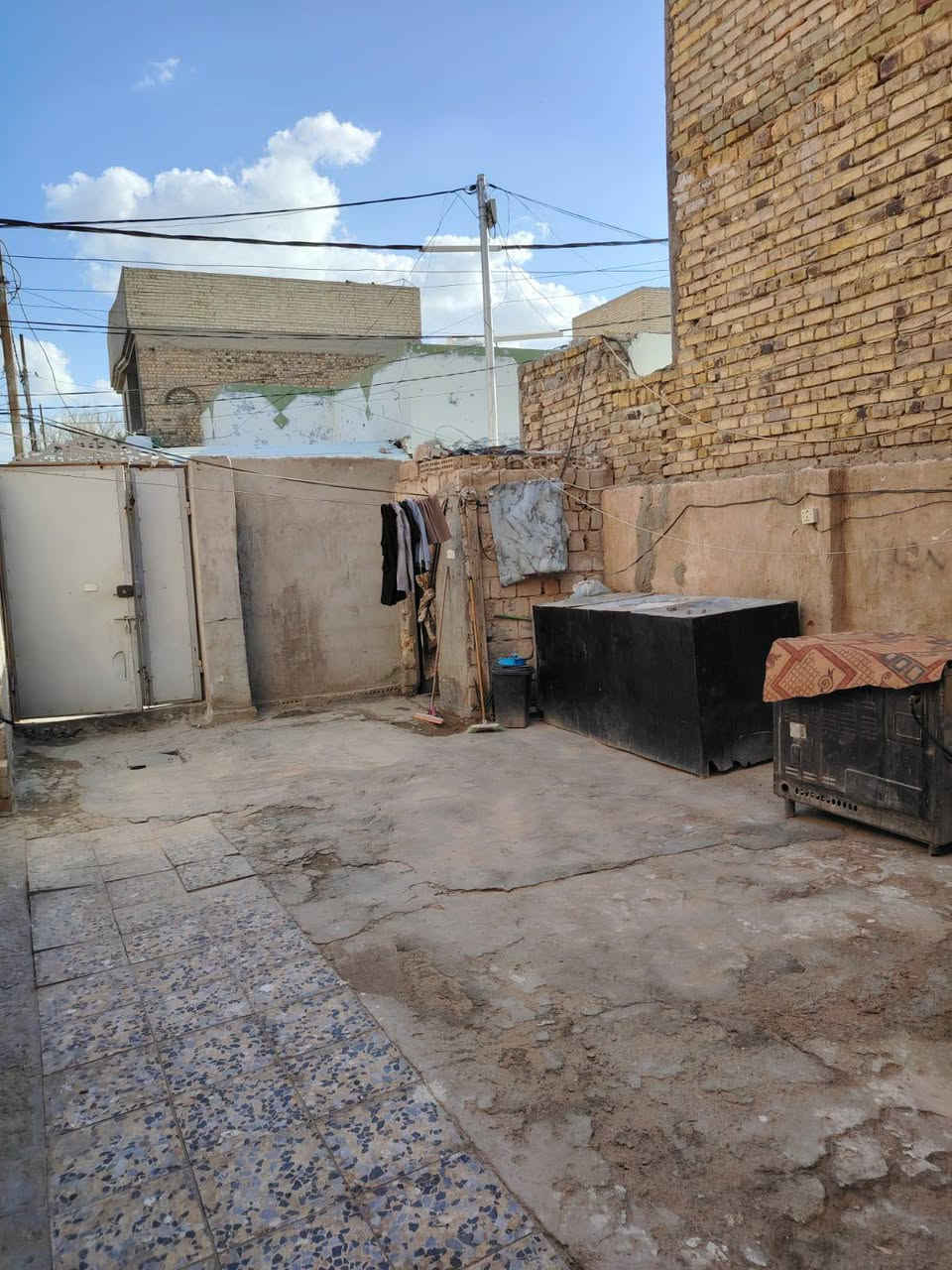 السلام عليكم 
بيت 100متر للبيع 
مكان بحي ميلاد ب شريط قريب ع قطره ندى 
البيت بي 
غرفه 
وصاله 
ومبطخ 
وصحيات 
السعر خاص
رقم تواصل ***********
