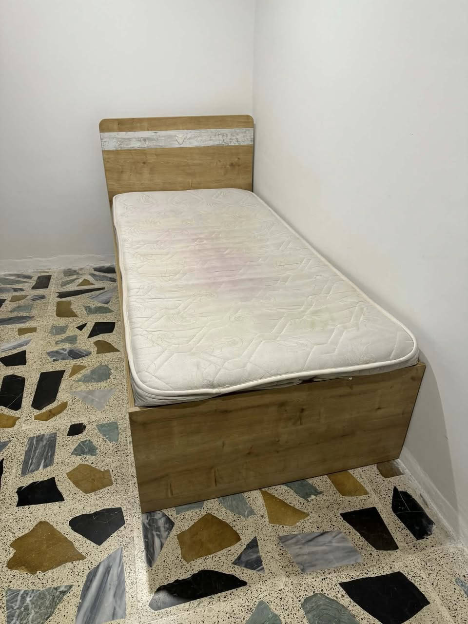 ٢سیسەم میزتەوالیت بۆ فرۆشتن هەردووکی وەکو لۆک وایە بەدۆشەکی دەرەجە یەکەوە سپیەکە تاقمە لەگەل میزتەوالیت 
سلیمانی  مالی دۆستە وەتس ئاپ ***********
