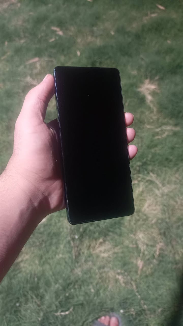 السلام عليكم جهاز انفنكس نظيف للبيع السعر 300 يشغل ببجي 120 فريم
المواضفات:
اسم الجهاز: Infinix GT 20 Pro
الطراز (Model): Infinix X6871
المعالج: MediaTek Dimensity 8200 Ultimate (معالج قوي وممتاز للألعاب)
ذاكرة الوصول العشوائي (RAM): 12 جيجابايت (ويمكن توسيعها برام افتراضي +6 جيجابايت إضافية)
ذاكرة التخزين: 256 جيجابايت
الكاميرا الخلفية: أساسية بدقة 108 ميجابكسل تدعم التثبيت البصري (OIS) + كاميرتين بدقة 2 ميجابكسل
الكاميرا الأمامية: 32 ميجابكسل
البطارية: 5000 مللي أمبير
دقة الشاشة: FHD+ (1080×2436)
النظام: واجهة XOS 15.1.2 المبنية على نظام أندرويد

الرقم: ‏‪***********‬‏
العنوان: زين القوس-شارع ابو الفضل
