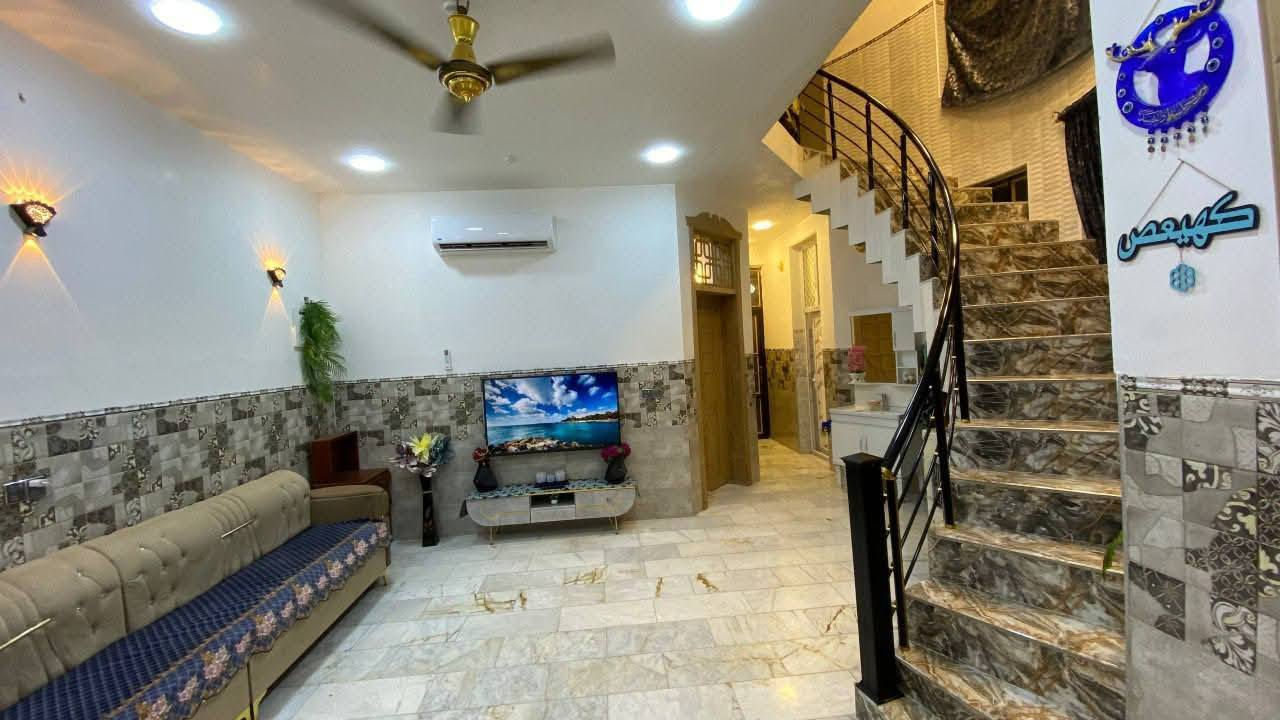 للبيع 《فرصه سكنيه استثماريه 》
السلام عليكم  
تم توفير بيت   طابو  صرف 
المساحه      :  155متر 
واجهيه.      :  7.5 متر 
صنف العقار : طابو صرف 
الخدمات.    : خدمات كامله   《 ماء وكهرباء  تبليط  》
المحتويات  : غرفه طابق ارضي +ثلاث طابق اول +استقبال +هول + مجمع صحيات عدد ٣
#الموقع. .  : بابل / ابي غرق / حي الحسين /خلف الضغط /  شارع السبيس .
#ملاحظه.  : منطقه حلوه ومرتبه 
#السعر.      : 160مليون .
#ملاحظه.  : خدمات متوفره ماء كهرباء تبليط   (الشراي الحقيقي اتصل وبخدمتك)
للاستفسار الاتصال على الارقام التاليه:
*********** اتصال + واتساب 
*********** اتصال + واتساب
 #بابل_ابي_غرق
