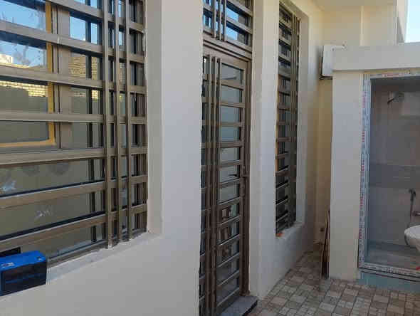 دار للبيع مساحته 120 متر 🟥 بناء حديث غير مسكون 🟦 يحتوي على غرفتين نوم وهول ومطبخ واستقبال وصحيات داخلية وخارجية وگراچ 🟥
⬅️مبني من الطابوق 🔳
⬅️السقف صب كونكريت 🔳
⬅️الأرضية والجدران سيراميك 🔳
⬅️نوع العقار طابو زراعي مرقم 🔲
♦️ غير مسكون مرتب وديكورات♦️
السعر//48 مليون قابل للتفاوض ⏺️

العنوان//كوت --حي الحكيم الاولى-- شارع گاله 🟦
للاستفسار الاتصال على الارقام التاليه ⬇️⬇️
📳📳***********📳📳
📳📳***********📳📳
📳📳*********** 📳📳
مكتب دلالية اهل الديرة للعقار 🏨🏨
