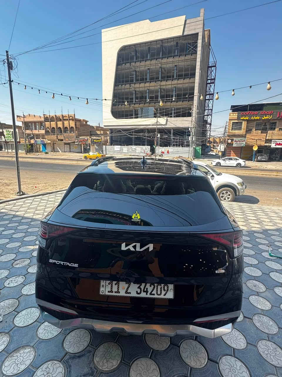 🚗 كيا سبورتج 2023 هايبرد للبيع (فول مواصفات 1/1) 🚗الموديل: 2023المحرك: 1,600 Turbo (هايبرد - اقتصادي وقوي جداً)
حالة البودي:  (كلين كلين  تايتل)، بدون قطرة صبغ، بدون تعديل بارد.الضرر: بسيط جداً في الدعامية الأمامية فقط (تم تصليح دعامية بلاد نفسها).🌟
رد المواصفات الفول (أعلى فئة 1/1):السقف: بانوراما بالكامل لتشغيل
: بصمة تشغيل + بصمة أبواب
الشاشة: الشاشة العملاقة المتصلة الحديثةا
لتكييف: تحكم تكييف لمس (تبريد بيانو) متطور
الكاميرات: نظام كاميرات 360 درجة (5 كاميرات محيطية)
الأمان: رادارات أمامية وخلفية
التبريد والتدفئة: نظام تدفئة وتبريد للمقاعد الأمامية + تدفئة مقود (ستيرن)
الإضاءة: إنارة شريطية محيطية (Ambient Light) داخلية بلاد: 
صندوق خلفي كهربائي ذكي✨ 
حالة السيارة:السيارة بحالة الوكالة (شلع قلع)، جاهزة للاستخدام ا ولا تحتاج إلى أي مصاريف نهائياً.
عداد الكيلو متر 74 كيلو 

الموقع بغداد حي الإعلام 
السعر 204 ورقه 
  رقم الهاتف  ***********
