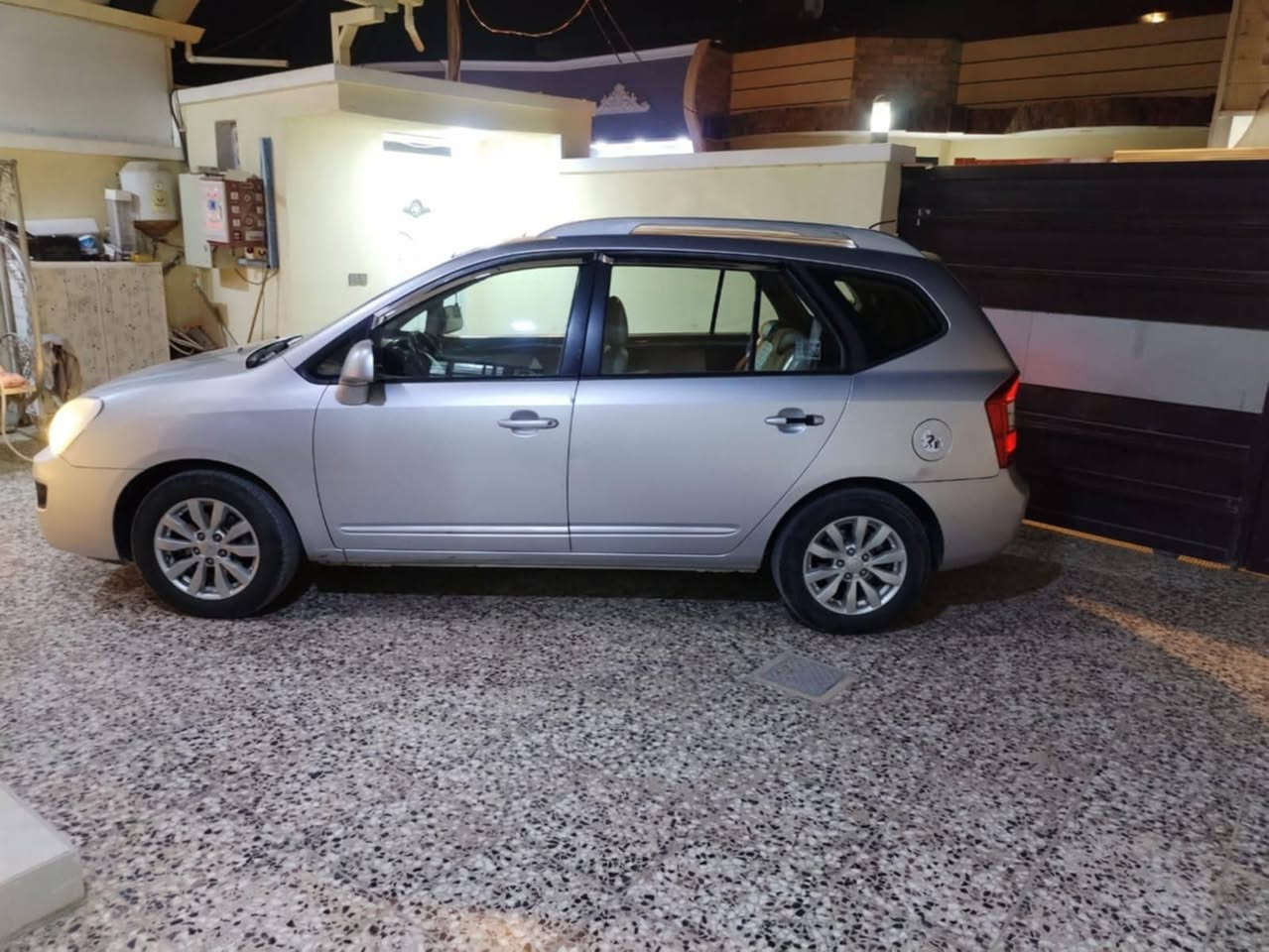 السلام عليكم
كيا كارنز رقم بغداد  موديل ٢٠١٢ 
كير مكينه جدد
تخم تاير جديد 
بيها صبغ اثر جراد 
السعر ١١٣ بيها مجال 
للأستفسار ***********
***********
