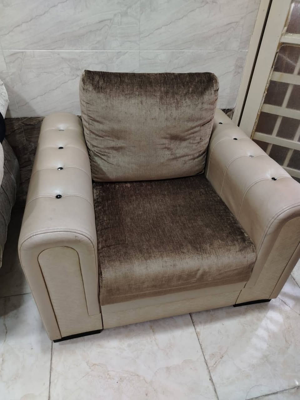 السلام عليكم ورحمة الله وبركاتة ديوان طخم للبيع السعر 250وبيه مجال عنوان موصل حي البكر قرب مطعم بيت جدي للاستفسار *********** @إشارة
