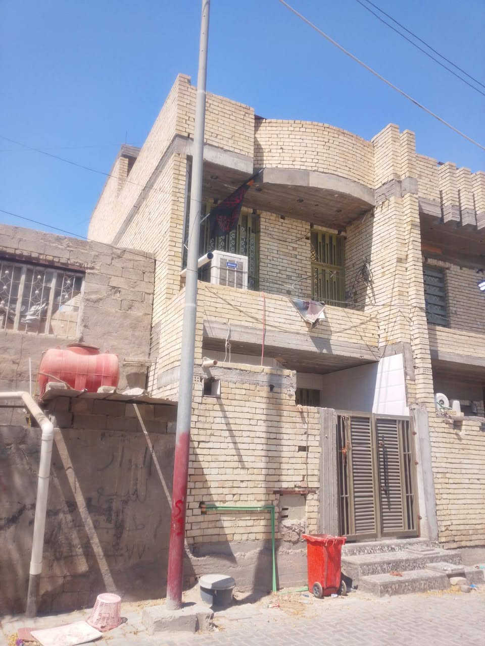 اعاده نشر دار للبيع طابقين بي ٣غرف وديوانيه وصاله وحمامات ٢بناء جديد صار ٣اشهر الطابق الاول كامل والثاني بي نواقص موقعه قريب على ساحه وهران قرب وسام المختار تفاصيل اكثر اتصال بالرقم ***********والموشراي ليتصل رجاء
