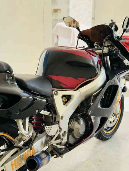 السلام عليكم
CBR 919 هوندا

السرعه 300

الموديل 2005

اوراق كامله مع كمرك كامل يعني بس تروح ترقم 

الدراجه جديده جديده

محرك مكفول

عقل مبرمج طلقات

باتري جديد

كهربائيات كامله

عليها اكزوز من ارفخم الاكزوزات. SC

منضومه زينون اماميه

تخم اشاير ابو اللد

عدادات كلها شغاله

زوج تايرات جدد

بريكات امامي خلفي مضبوط

بلكات NGK تخم

مري بلاديه كاربون فايبر جدد

الشراي يجي خاص انطيهه السعر 
مكانها الانبار 

رقم التلفون *********** متواجد واتساب
