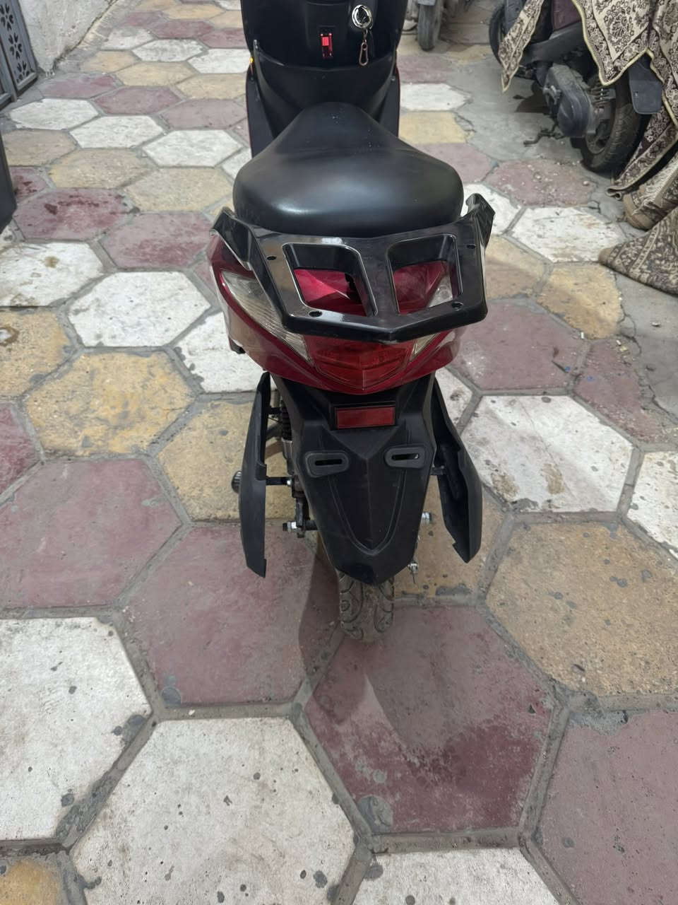 السلام عليكم دراجه سكنس فحل  شحننن دراجه نضيفه كلش استعمال قليل كلش   خمس بطاريات  مكان الدراجه ناصريه مركز سعر الدراجه 850 وبيه  مجال ***********
