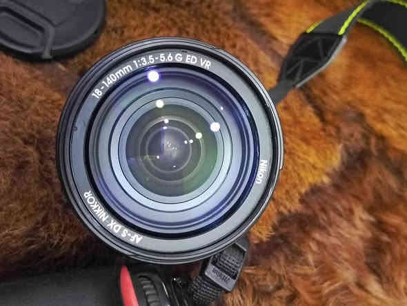 السلام عليكم / كامره نيكون 7200 تايلندي اصلي 
الملحقات :٫ 
استاندات عدد 2 ثلاثي للكامره + ثلاثي اضائه 
عدسه 18.140 vr تايلندي 
بطاريه اصليه 
هود العدسه كبير 
جنطه اصليه من نيكون 
شاحنه  
رام 16G 
الشتر 17 الف 
الكامره معروفه بمواصفاتها تحتوي على واي فاي وذات جوده 24.2 وبديها مقاوم للصدمات... الخ .. مابيه لا شخط ولا ضربه بعدها جديده بمعنى الكلمه 
الكامره حيل جديده مستخدمه شهر واحد فقط  سعرها 660وبيها مجال 
الموقع/ انبار فلوجه /  يوجد توصيل 
تواصى خاص  او اتصال + واتساب  ***********
