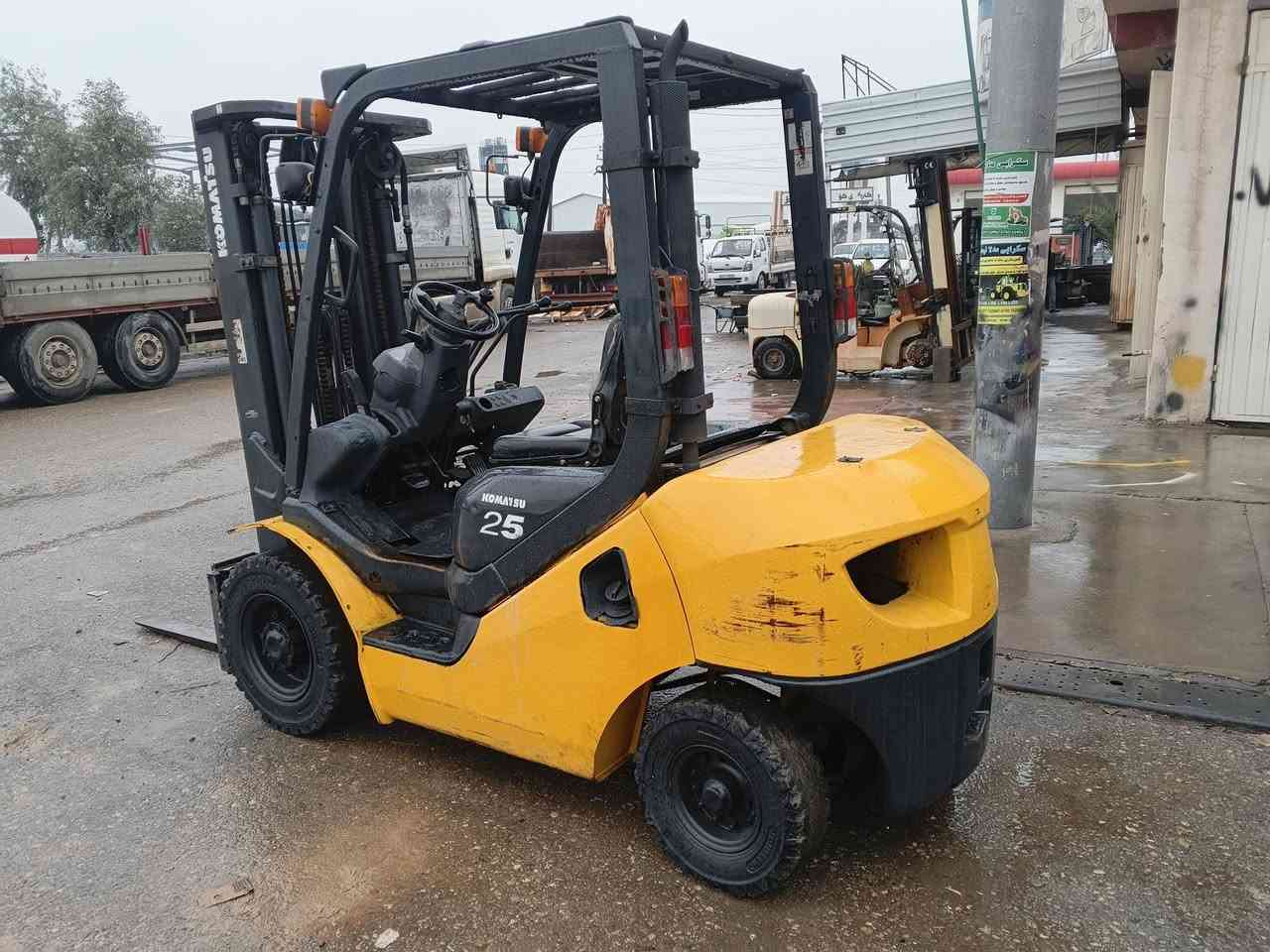 سلام عليكم
للبيع رافيعة كوماتسو
موديل 2009
3سلايت جوب حاوية 3حركة 
2.5طن اوراق كاتي منفيست 
مكان كلار سعر 63شوية مجال 
***********
