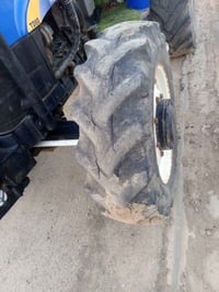زوج تايرات للبيع مستخدم الاتصال 07829449205