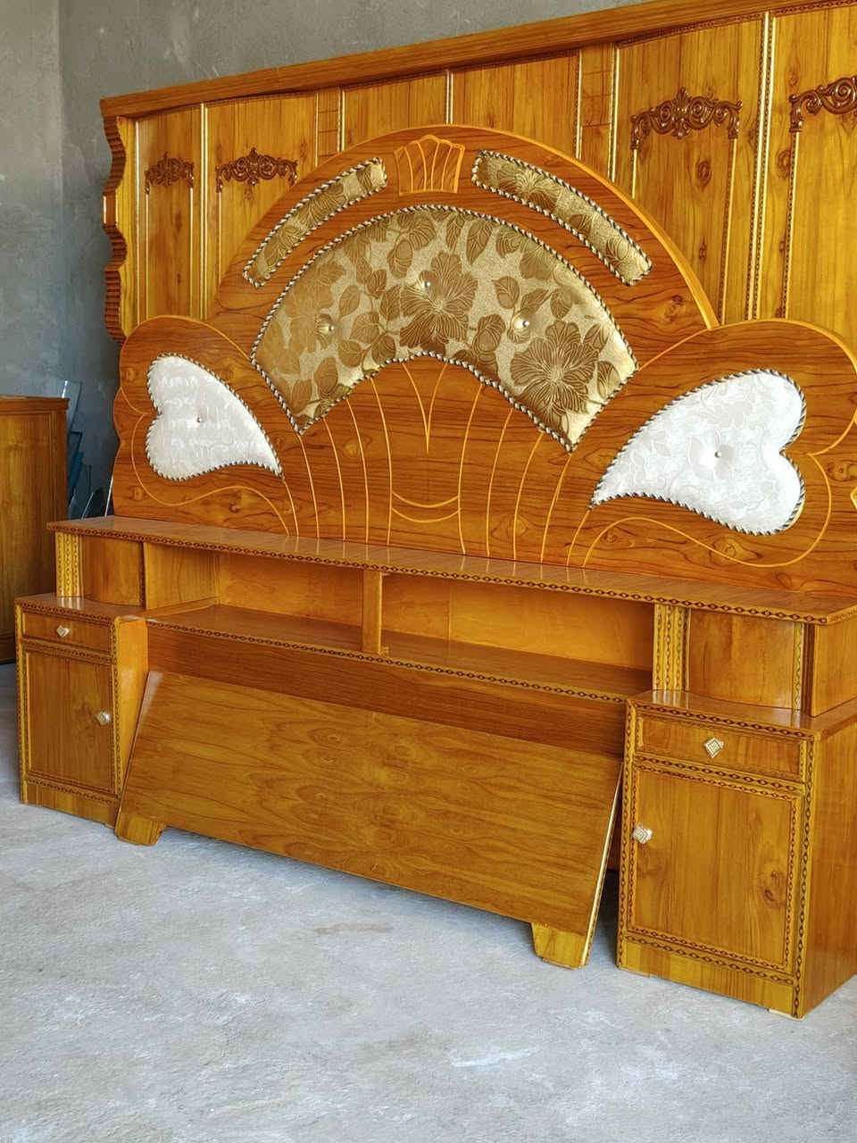 غرف نوم 6 باب طابق وربع شغل درجه اولا جديد غير مستخدم السعر 850 واتساب أو اتصال *********** مكاني بابل حله أبو غرق قرب السيطره يوجد توصيل وشد بكروه
