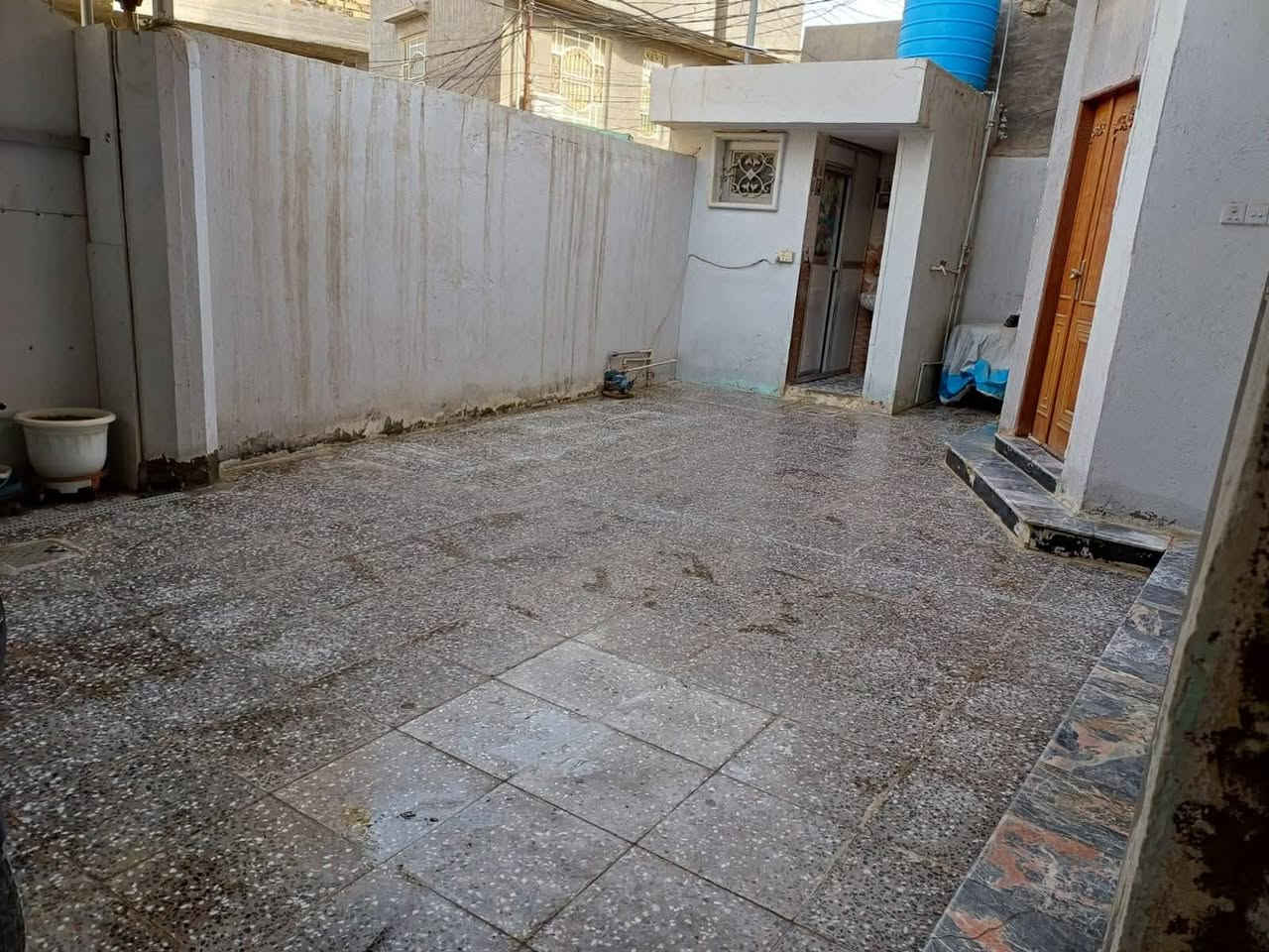 دار للبيع بابل حله حي الزهراء شارع الغسل المساحه 210الطابق الارضي صاله وكندور ومطبخ وغرف مجمع صحيات دخليه وخارجيه  بناء 2019  مكتب علاء للعقارات حله نادر شارع الخدمي فرع اسواق الجمل التصال عله الرقام التاليه *********** /***********
