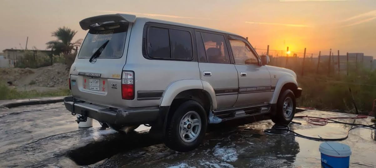 سلام عليكم لاندكروزر موديل 1995 نضيفه مصبوغه صبغ عام بدون اي معجون  أو ضربه مصبوغه ب الكويت محرك و كير  خير من الله سعره 75 ورقه وبيه مجال الطيبين مكان بصره قرنه صاحبه ب كربلاء سنويه بعد شهر و تنتهي رقمي *********** موجود واتساب . وشكراً
