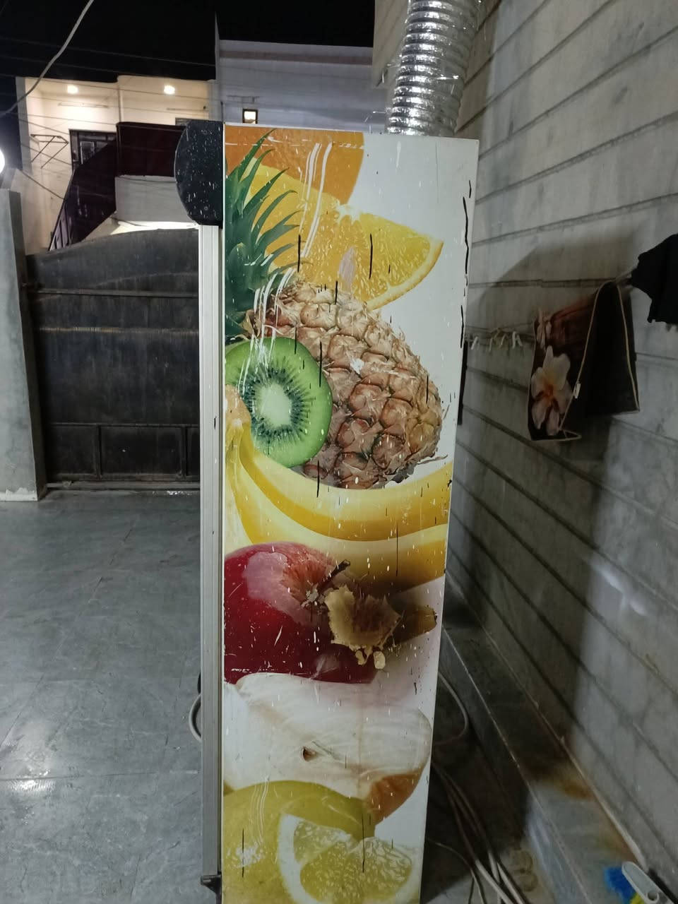 ثلاجة عارضة نوع ايكور غاز بلادي شرط الشغل سعر ١٦٥الف ***********
