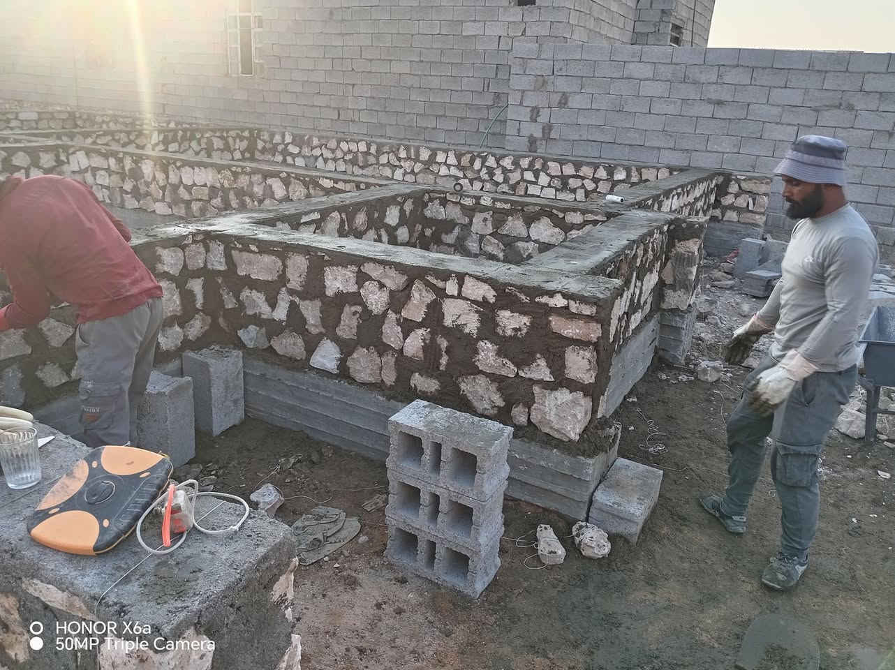 السلام عليكم خلفه بناء حجر +بلوك متفرغ حاليا هـ***********بي واتساب
