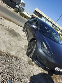تسلا model 3  تك ماطور  2023  عداد 43 km الحادث صبغ قطعتين بدون تبديل ...