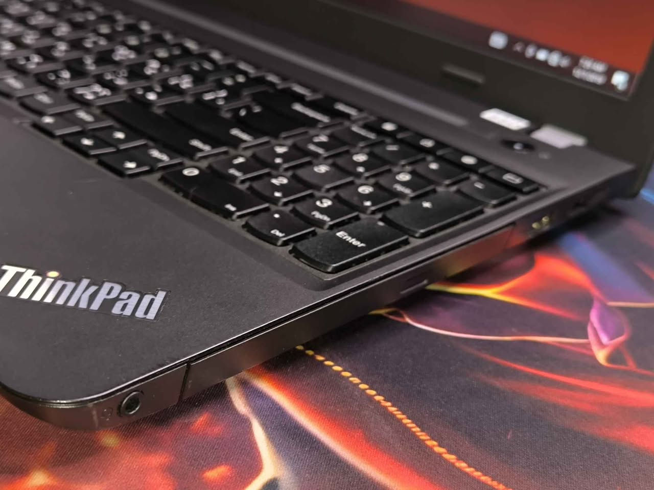 💻 Lenovo ThinkPad E560
أداء مستقر للاستخدام اليومي والدراسة 🔥

🔅 المعالج : 
Intel Core i7 — الجيل السادس (U Series)

🔅 الذاكرة (RAM)
8GB DDR3 — بتردد 1600MHz
🔅 التخزين
256GB SSD — سرعة عالية في التشغيل والإقلاع

🔅 كرت الشاشة

Intel HD Graphics 520 (مدمج — 4GB مشترك)

AMD Radeon R7 M370 (منفصل — 2GB)

🔅 الشاشة
15.6 إنج — دقة Full HD (1920×1080)

🔅 الكيبورد
ستيكر عربي / إنكليزي

🔹 الحالة: وارد اوربي غير مستعمل بالعراق (كالجديد) نظافة 95% فما فوق 
🔹 البطارية: بحالة جيدة (ضمان ساعه فما فوق)

🔷️ السعر الكلي : 285 الف دينار 
(شامل التوصيل مجاني مع هدايا حقيبة وماوس )

■ ضمان(١) فحص وتشغيل امام المندوب 
■ ضمان(٢) استخدام اسبوعين اي خلل مصنعي يتم الاستبدال بنفس الموديل المصيب, بابل


**إذا كنت صاحب هذا الإعلان وتريد حذفه لأي سبب، رجاءا أرسل رسالة إلى الدعم الفني**