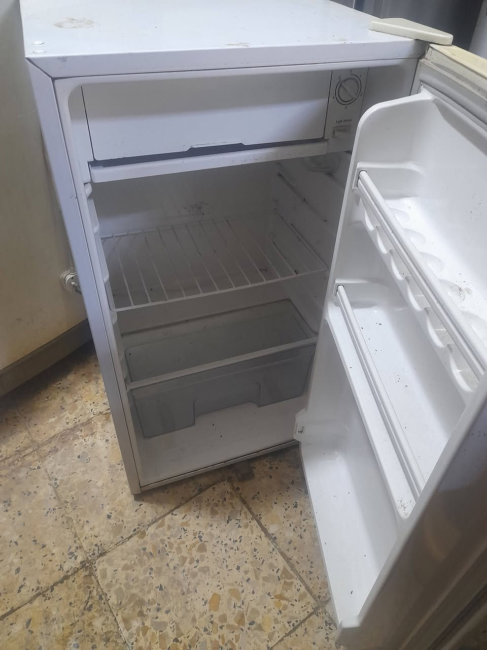 سلام عليكم ثلاجه ٥قدم نضيفه سعر ٦٠ المكان الحسينيه مال راجديه  ***********
