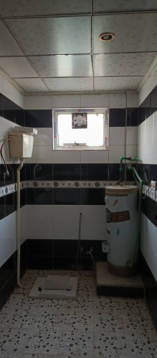 شقه للايجار طابق ثاني في حي الرساله غرفتين نوم وهول ومطبخ وصحيات كاشي وسيراميك وسقوف ثانوية الشقه فول نظافة مكتب دار الأمين للعقار *********** ***********
