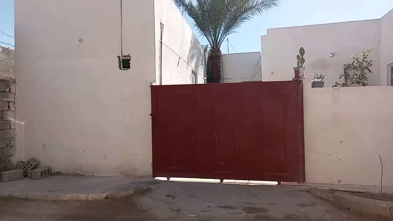 سلام عليكم بيت لبيع في كربلاء شارع بغداد عمود 51قرب خباطتت لعتبه وتنزل بل شارع تبليط مساحت لبيت 245واجيهت 14ونزال17يحتوي عله 3,خرف نوم وصاله ومطبخ وستقبال 9متار في 4عرض لبيت لبنا بليوك وسقف عكاده طابوك *********** سعر 70بي مجال
