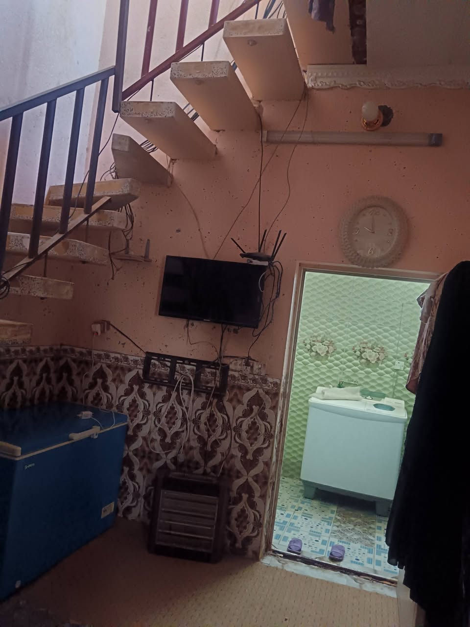 بيت للبيع مساحته 133 متر زراعي سند 25 الموقع الحمزه الغربي شارع علي قماره قرب سيد عباس
يحتوي على غرفة ومطبخ وصالة واستقبال وصحيات داخليه وخارجيه
 بناء طابوك والسقف عكاده
السعر 52 مليون وبي مجال
الاستفسار الاتصال على الرقم ***********
